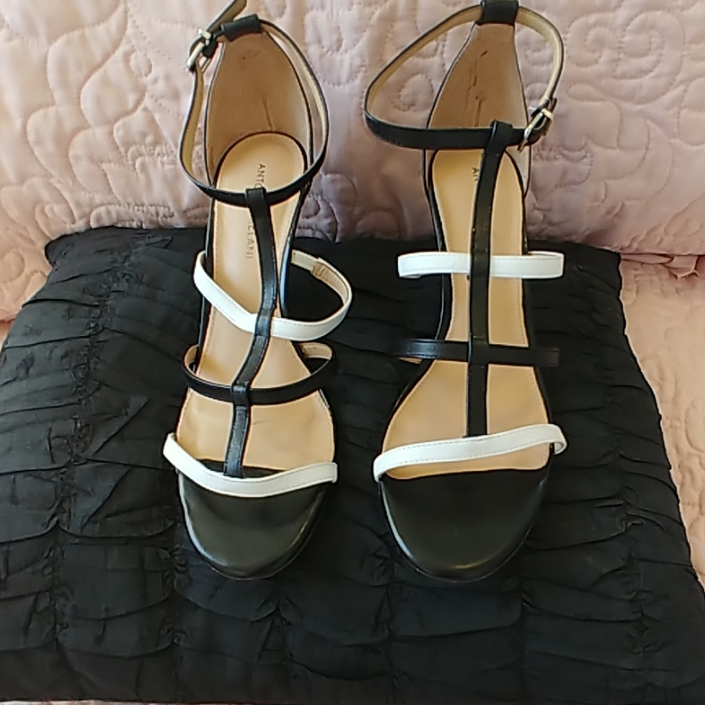 100% Leather. Black and White Sandals